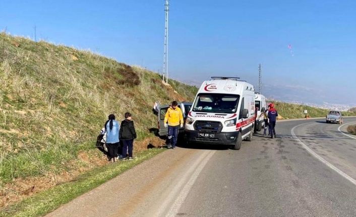 Hafif Ticari Araç Trafik Levhasına Çarptı: 4 Yaralı