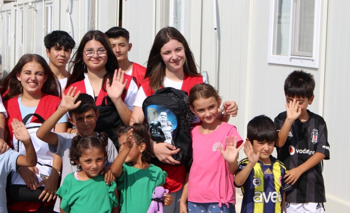 Türk Kızılay Pazarcık’ta depremzede çocuklara kırtasiye seti dağıttı